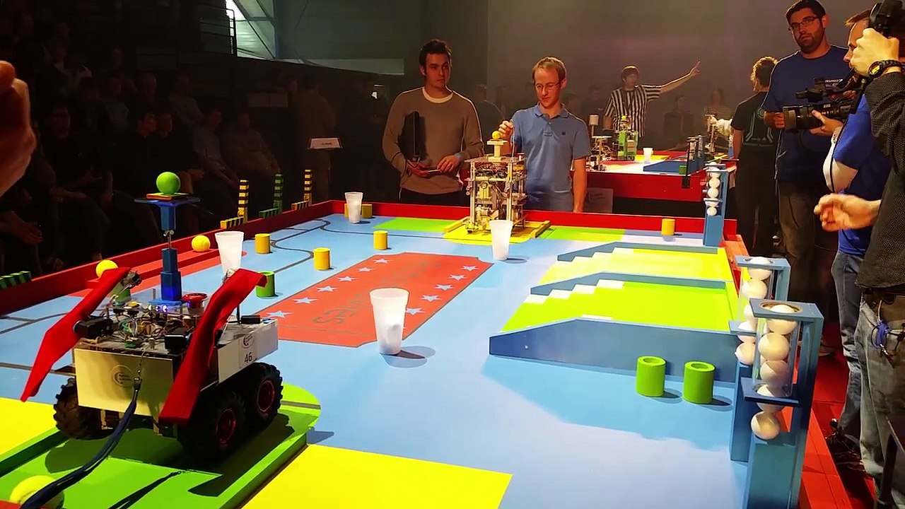 Wall-y (robot en bois) contre l'équipe Wall-hei