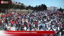 Türk bayraklarıyla başbakanlık binasına yürüdüler
