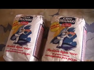 Pizza napoletana  fatta in casa ,impasto base