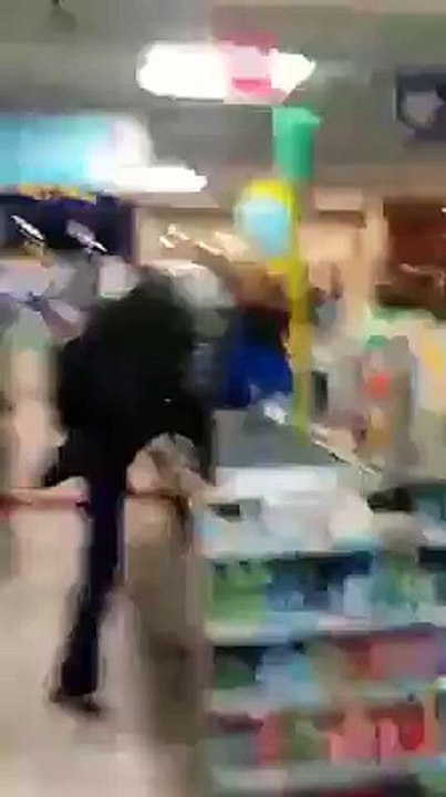 Ce mec est un Fou ! Regardez ce qu'il fait à la Caisse de ce Magasin
