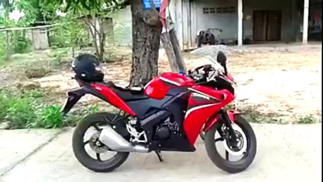 Ce qui se Passe quand ce Motard monte sur sa Bécane est Vraiment DRÔLE