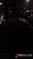 Il tente de Danser sur une Voiture et Casse le Pare-brise