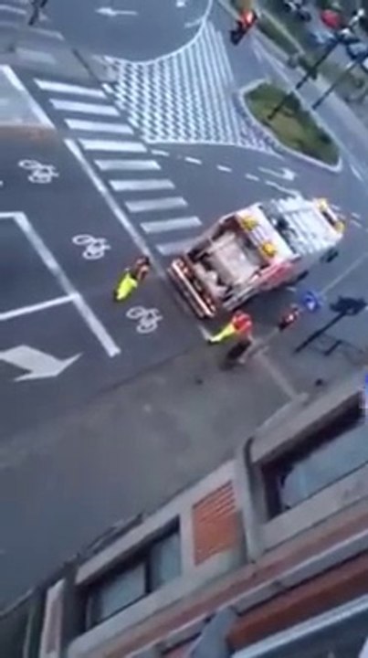 Des jeunes filles jettent leurs poubelles par la fenêtre (Belgique)