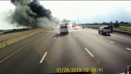 Accident de voiture suite à l'explosion d'un camion