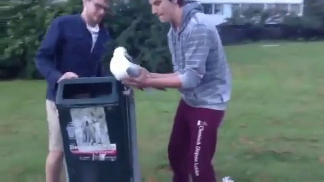 Sauver une mouette coincée dans une poubelle