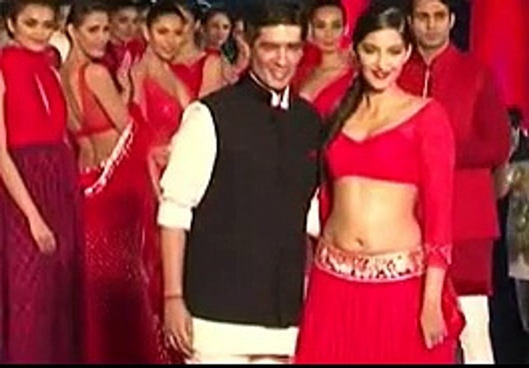 Manish Malhotra flirts With Sonam Kapoor