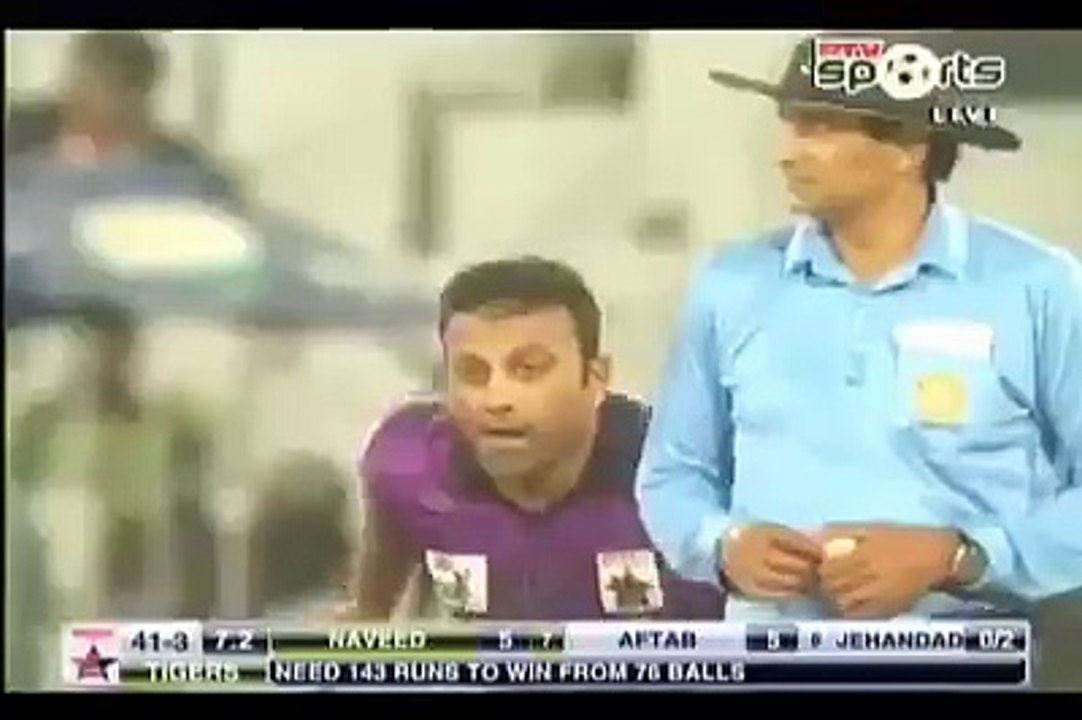 Naveed Yaseen super sixes hat trick in Faisalabad