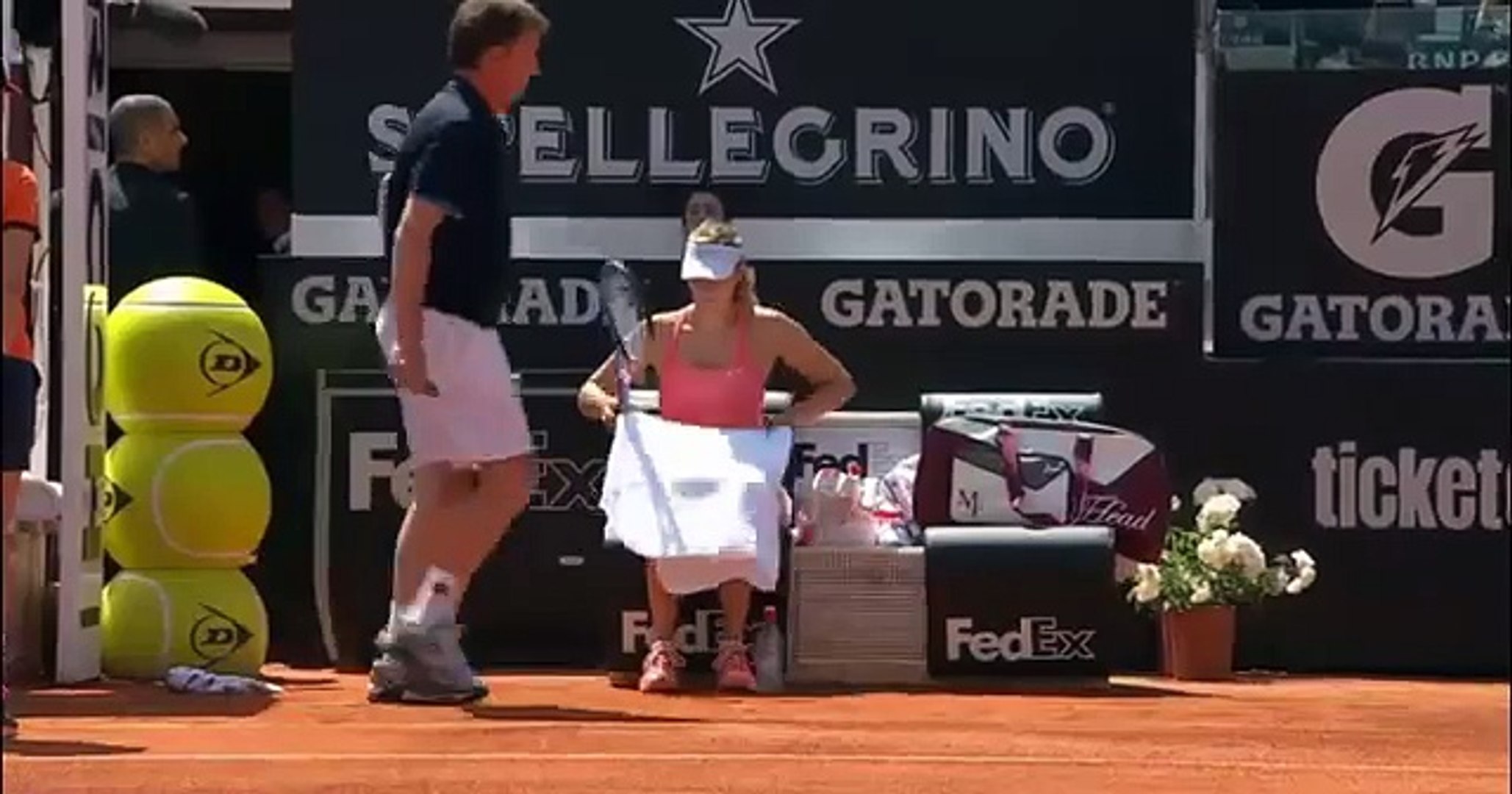 Moment de solitude pour le ramasseur de balles derrière Maria Sharapova -  Vidéo Dailymotion