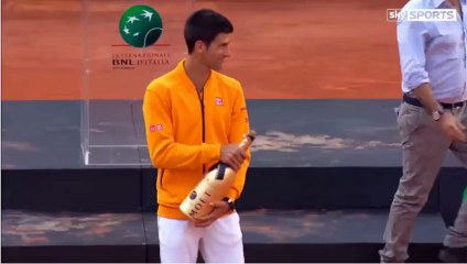Novak Djokovic se prend le bouchon de champagne en pleine tête après sa victoire contre Federer