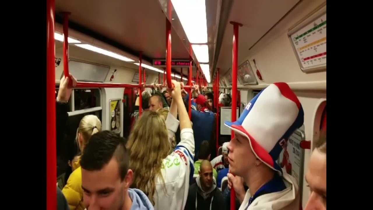 Hockey sur glace - ChM : Les supporters font la fête dans le metro