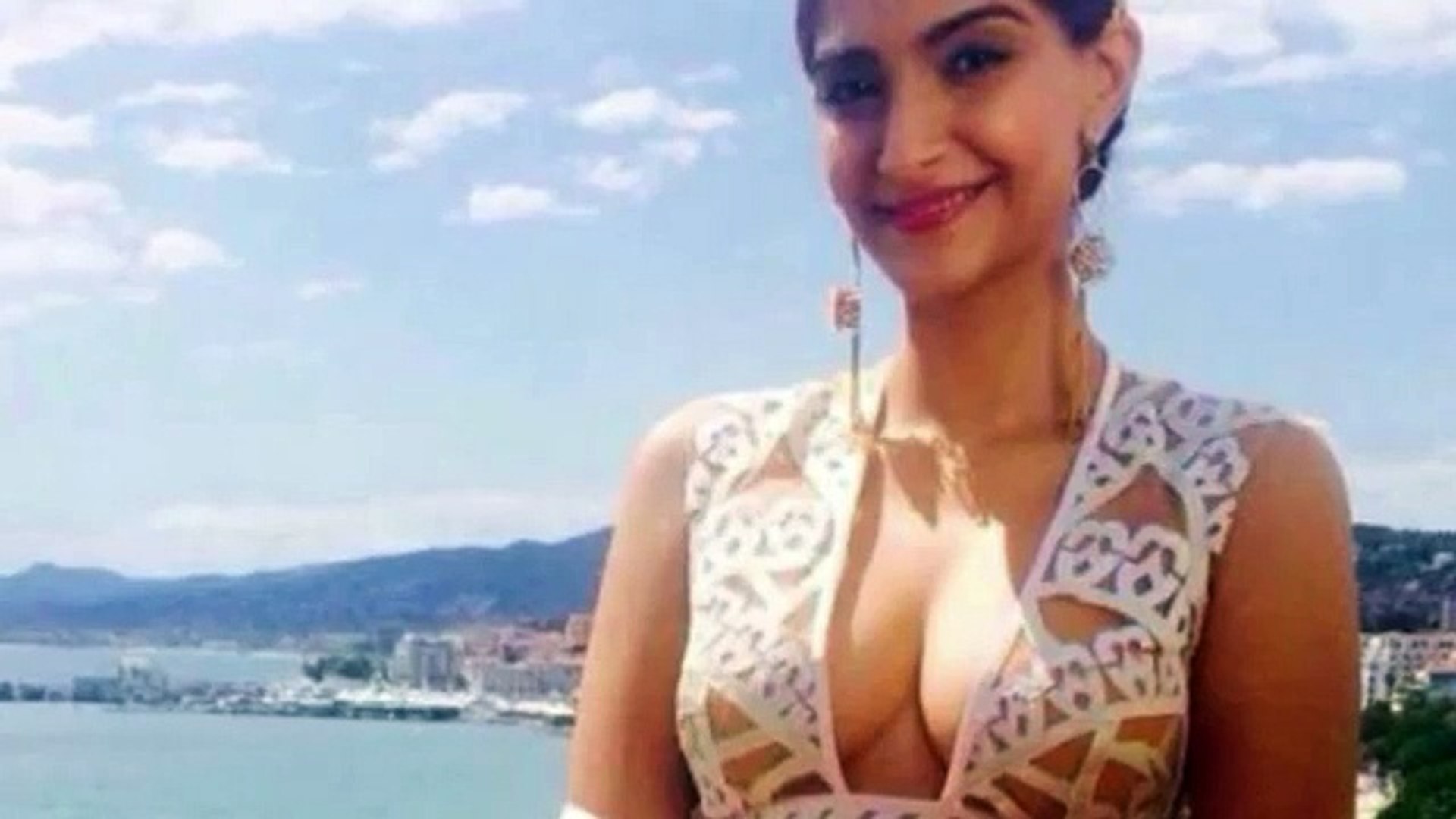 Sonam Kapoor Xnxx - Sonam Kapoor Sexy Look In NIPP CANNES 2015 - video Dailymotion