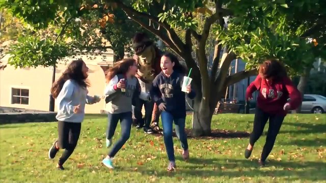 Il se déguise en dinosaure et effraye les gens