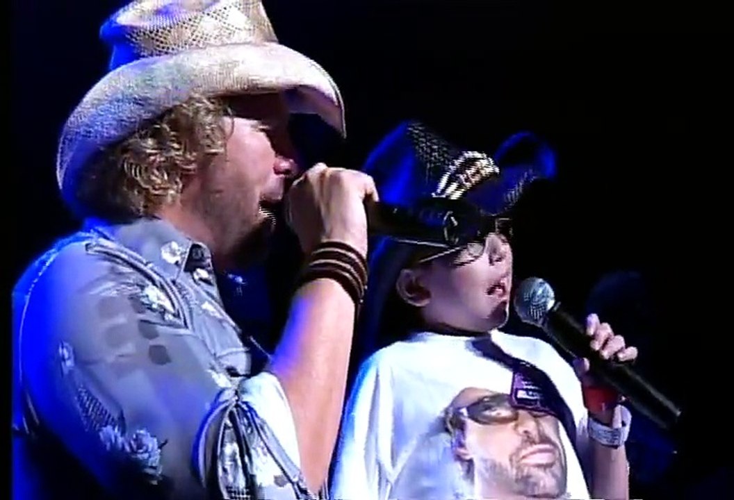Toby Keith Sings American Soldier with 10 Year Old Fan at Blossom Music Center