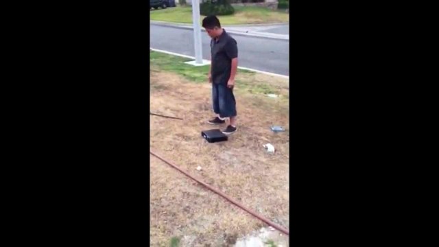 Un père demande à son fils de détruire sa xBox
