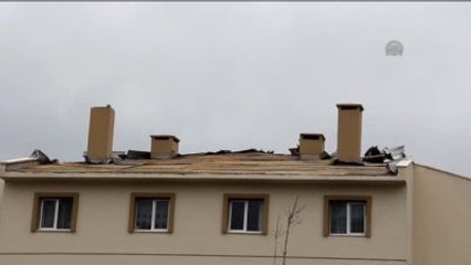 Kuvvetli Rüzgar Binaların Çatılarında Hasara Neden Oldu