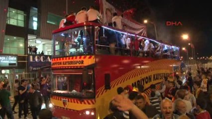 Kayserispor Şampiyonluğu Sabaha Kadar Kutladı