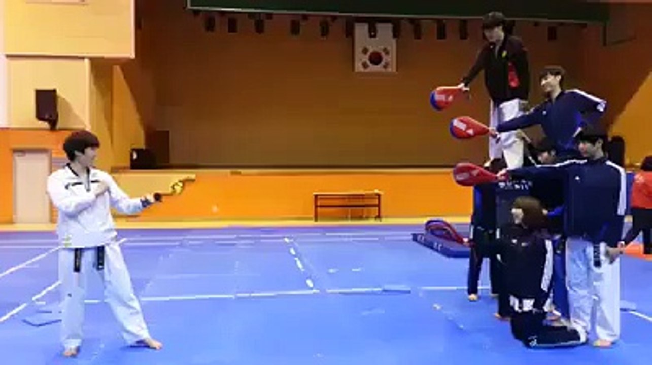 Amezing Single jump 4 kicks World record