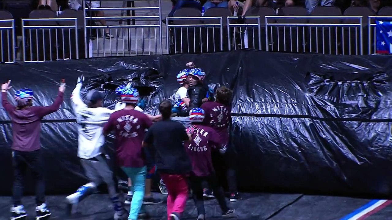 R Willy réalise le premier triple backflip en trottinette de l'histoire