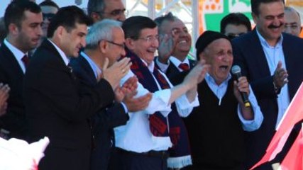 Başbakan'ın Elinden Mikrofonu Alan 78'lik Dede Oy İstedi