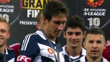 Le président de la Fédération australienne chute  lors de la remise du trophée