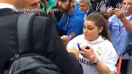 Check Reaction of Girl after Getting Autograph from Ronaldo