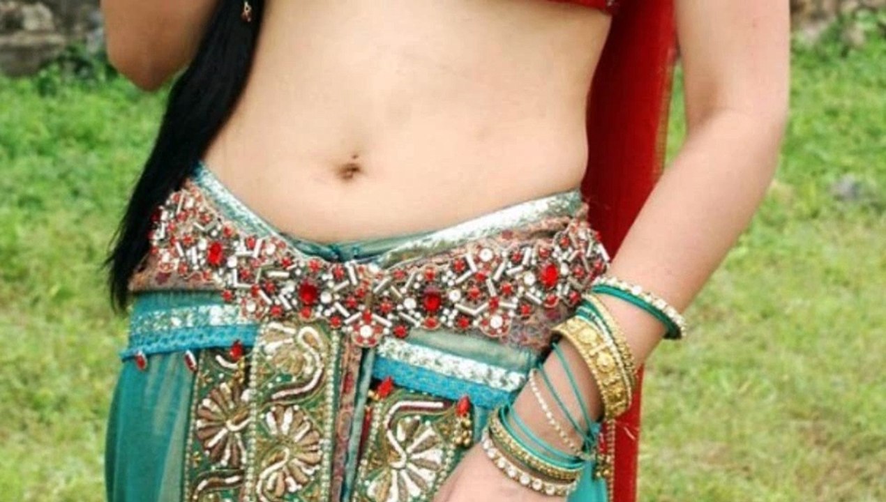 Actress Divya Parameshwaran Hot Navel Show
