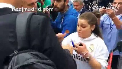 Girl Mad Reaction After Getting Autograph From Ronaldo