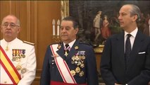 Imposición a Su Majestad el Rey de la faja de capitán general por Su Majestad el Rey Don Juan Carlos