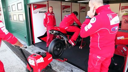 Valentino Rossi in sella alla DUCATI 1198 SP 2011