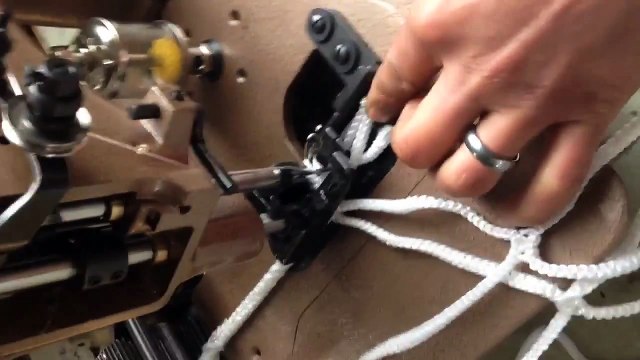 Industrial net sewing machine for attaching rope