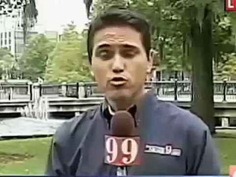 Корреспондент не может сказать свое имя, не двигая при этом головой