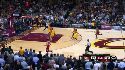 Lebron James traverse tout le terrain pour contrer Derrick R