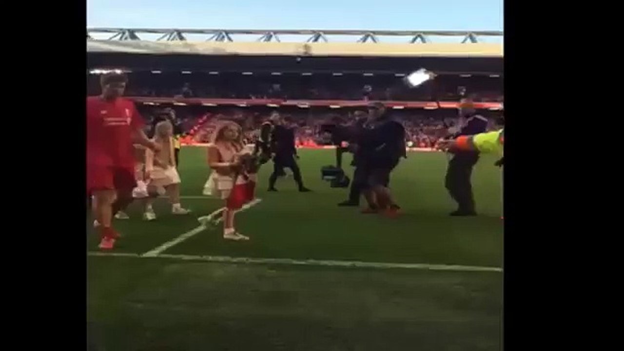 Steven Gerrard refuses to sign LA Galaxy shirt after final Liverpool game