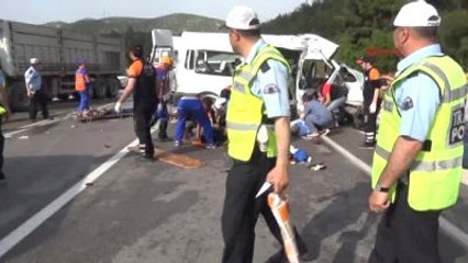 Bilecik'te Cezaevi Minibüsü Tır'la Çarpıştı 3 Ölü, 6 Yaralı