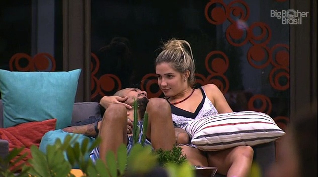 Ferline conversam de madrugada na varanda