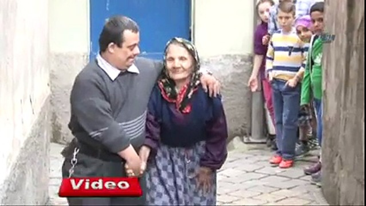 Kahramanmaraş’ta down sendromlu Remzi Kahraman’ın anne sevgisi, tüm engellerini unutturdu. Yaşlı annesinin elini hiç bırakmayan Remzi, onun gözü oluyor. (Tüm Alkışlar ve Beğeniler Remzi'ye)