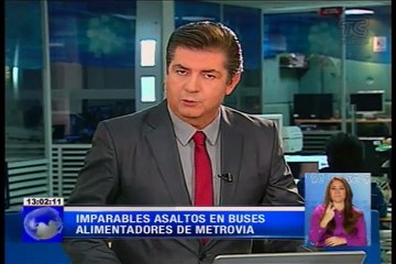 Dos delincuentes participan de un robo en un alimentador de la metrovía