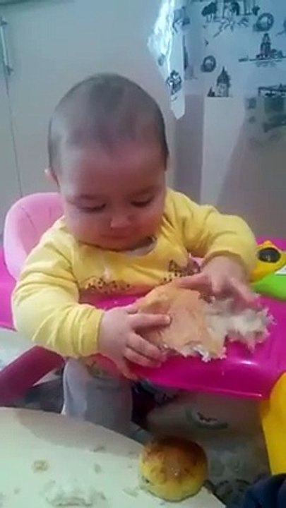 Hunharca Ekmek Yiyen Bebek..