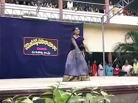 COLLEGE GIRL DANCE WOW THIS IS INDIAN DANCE MUST SEE