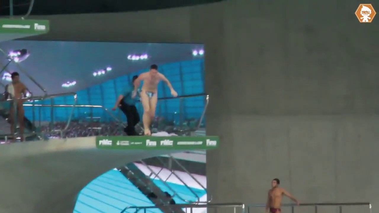 Il s’incruste à une compétition de plongeon