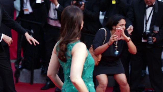 Aishwarya Rai Bachchan Walks Down The Cannes 2015 Red Carpet