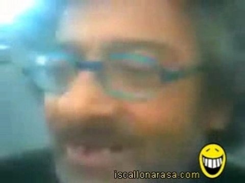 (Video divertenti)scemo sdentato canta u