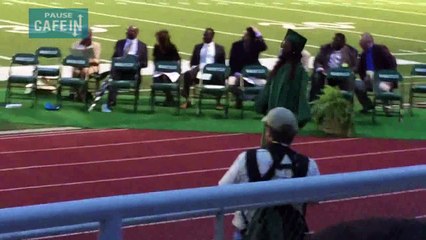 Elle chute et se tape la honte à la remise des diplômes