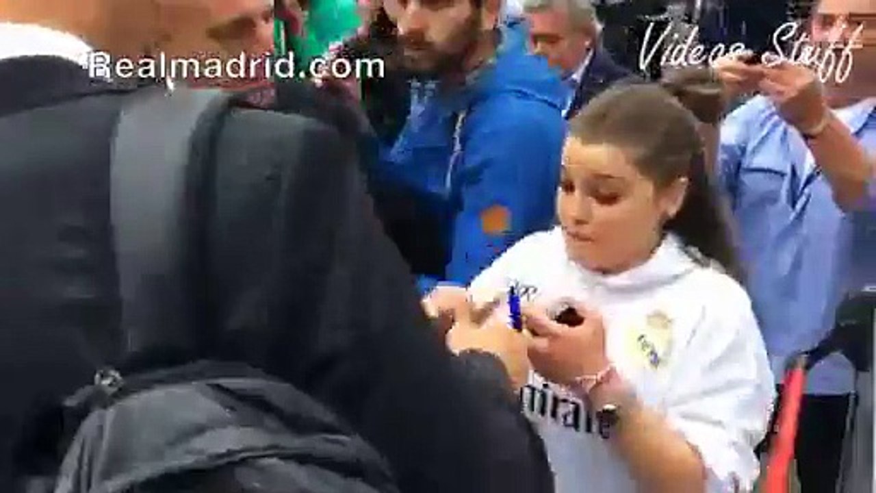 Reaction of Girl after Getting Autograph from Ronaldo