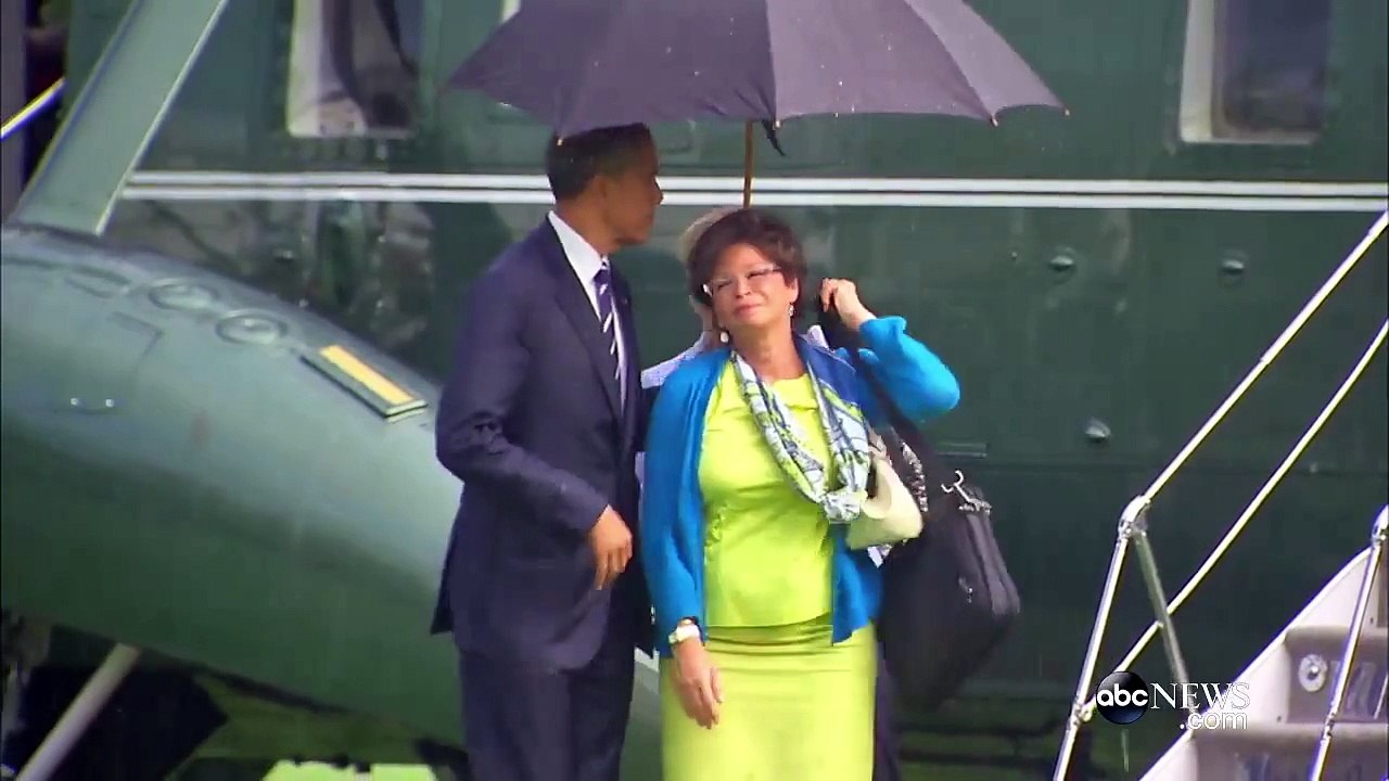 What Happens When Only President Obama Has an Umbrella - ABC News for more visit http://abcnews.go.com News line (isaibox)