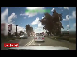 Makas atan otomobil kafa kafaya çarpıştı