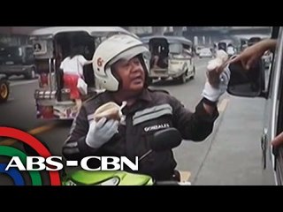 Viral: Pulis nagbebenta ng kakanin