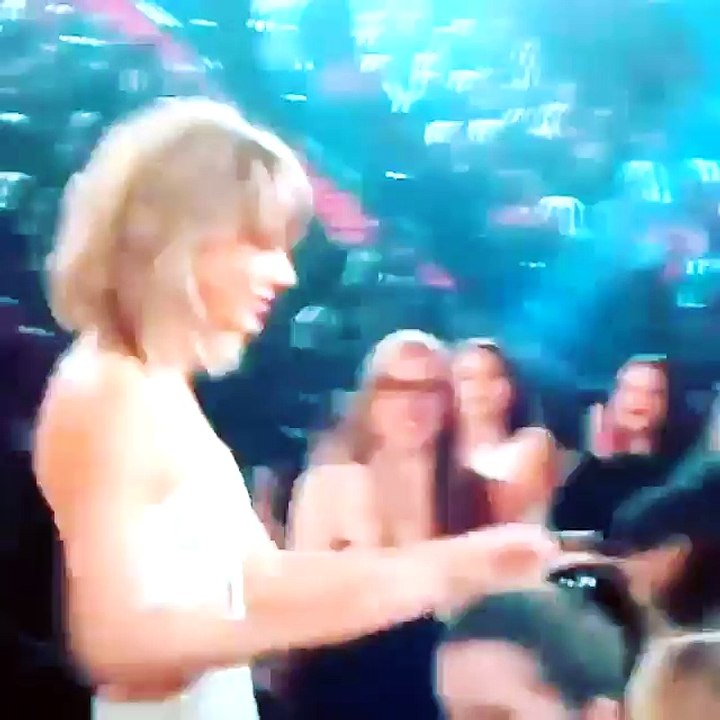 Taylor Swift & Calvin Harris Kiss at Billboard Music Awards