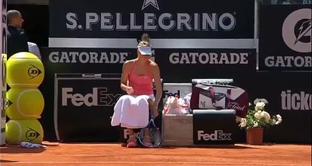 Un pauvre ramasseur de balle chute derrière Maria Sharapova - Finale Masters de Rome