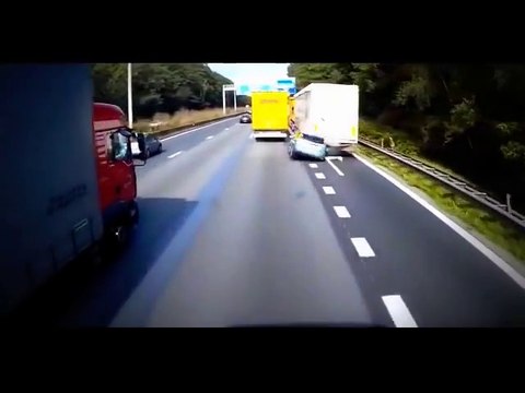 Accident de voiture terrible en allemagne : voiture entre 2 camions